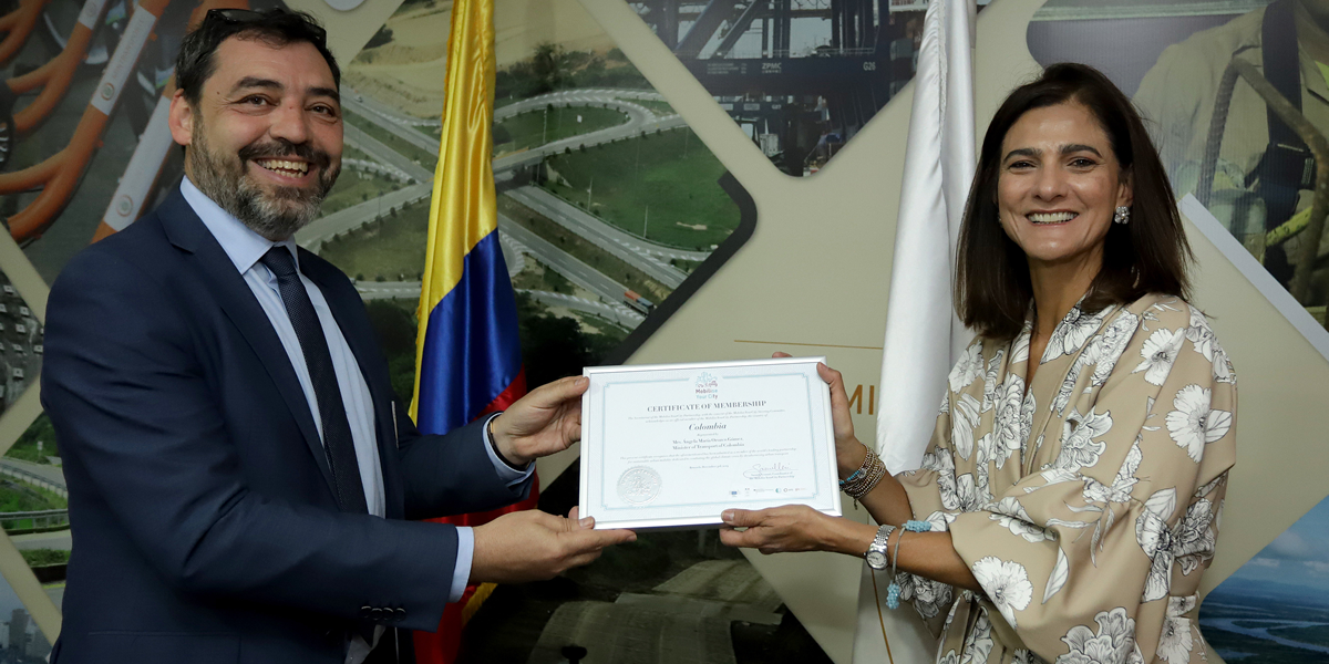 Minister of Transport Ángela María Orozco receiving the MobiliseYourCity membership certificate